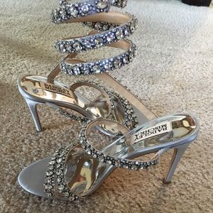 badgley mischka peace heels